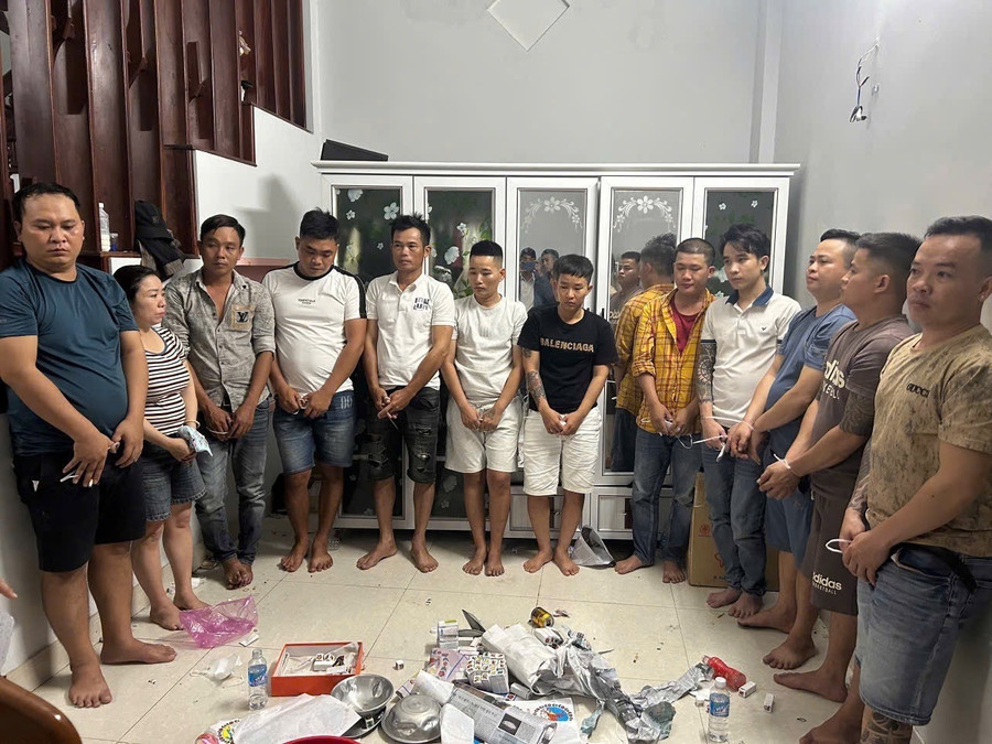 Các đối tượng và tang vật bị bắt giữ quả tang. Ảnh: ĐVCC img-7636.jpg