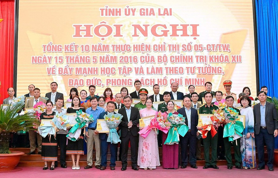 Các tập thể, cá nhân điển hình tiên tiến của tỉnh Gia Lai được khen thưởng tại hội nghị tổng kết 10 năm thực hiện Chỉ thị số 05-CT/TW diễn ra ngày 13-6-2025. Ảnh: Đức Thụy image.jpg
