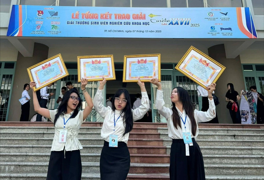 ngo-pham-hoai-tam-giua-cung-cac-cong-su-nhan-giai-nhi-eureka-2025.jpg