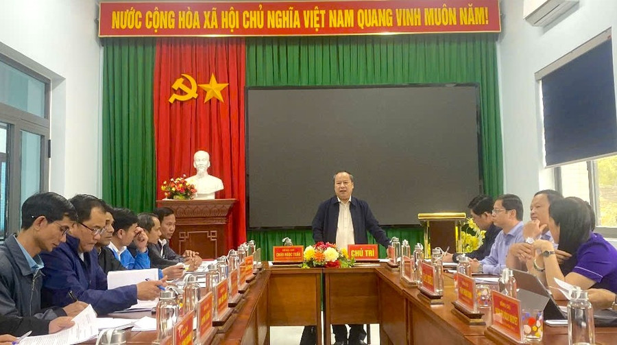 pho-bi-thu-tinh-uy-chau-ngoc-tuan-lam-viec-voi-ban-thuong-vu-dang-uy-xa-an-toan.jpg