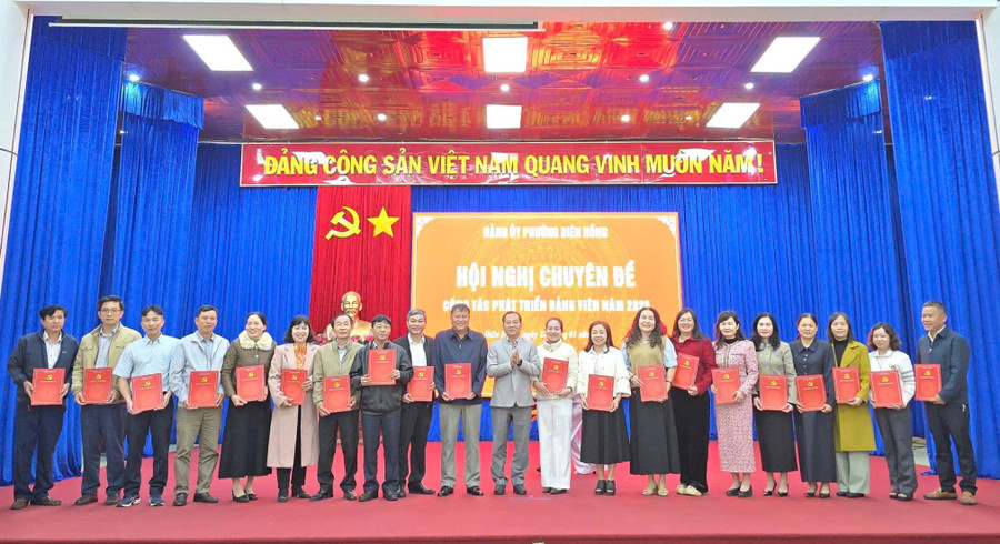 thuong-truc-dang-uy-phuong-trao-ke-hoach-phat-trien-dang-vien-nam-2026-cho-64-to-chuc-dang-truc-thuoc.jpg