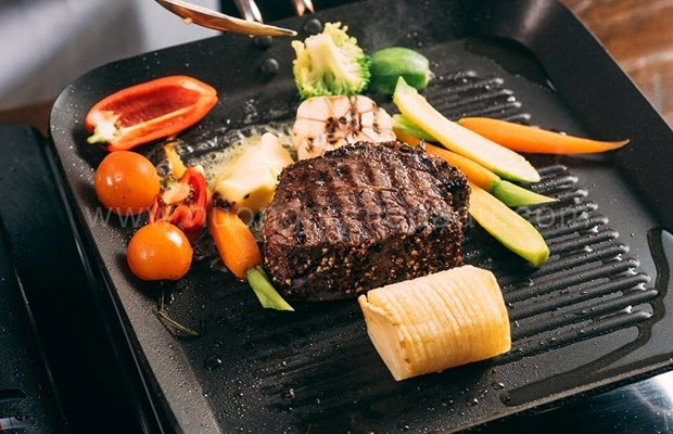 Dầu dừa phù hợp để xào nhẹ, áp chảo, kho hoặc nấu ở nhiệt độ vừa. Ảnh: Internet