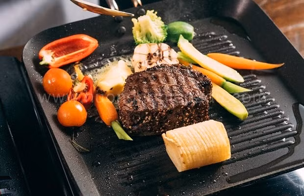 Dầu dừa phù hợp để xào nhẹ, áp chảo, kho hoặc nấu ở nhiệt độ vừa. Ảnh: Internet