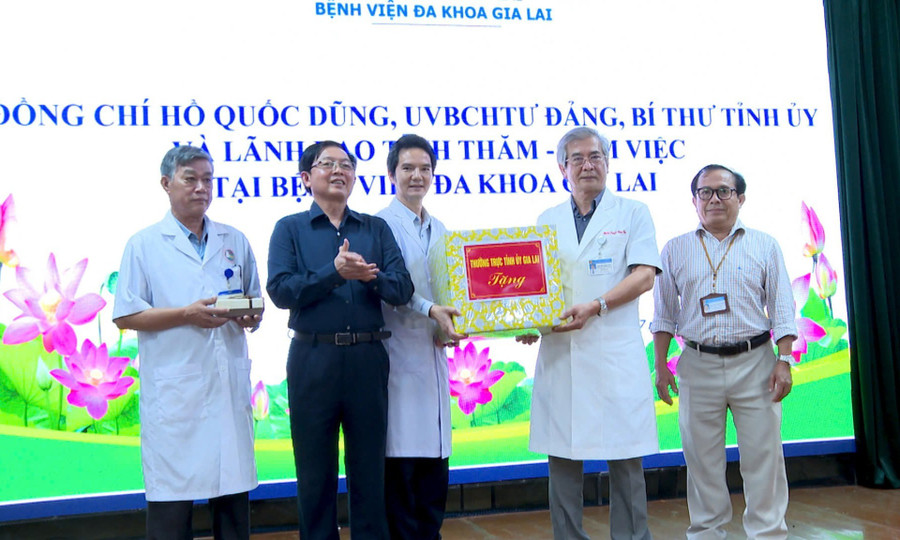 Ngày 28.7, Bí thư Tỉnh ủy Hồ Quốc Dũng và các đồng chí lãnh đạo Tỉnh ủy, UBND tỉnh, lãnh đạo các sở, ban, ngành liên quan đã có buổi kiểm tra và làm việc tại Bệnh viện Đa khoa Gia Lai. Ảnh: Phương Dung 1753686135842.jpg