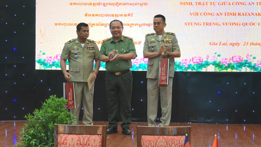 Thiếu tướng Lê Quang Nhân-Giám đốc Công an tỉnh Gia Lai (giữa) tặng quà cho đại diện Công an 2 tỉnh Ratanakiri và Stung Treng. Ảnh: Q.H giam-doc-cong-an-tinh-gia-lai-tang-qua-giam-doc-cong-an-2-tinh-ban.jpg