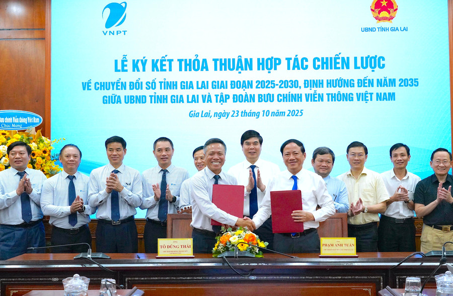 Lãnh đạo UBND tỉnh Gia Lai và VNPT trao bản thỏa thuận hợp tác chiến lược về chuyển đổi số. Ảnh: N.H lanh-dao-ubnd-tinh-gia-lai-va-vnpt-cung-trao-ban-thoa-thuan-hop-tac-chien-luoc-ve-chuyen-doi-so.jpg