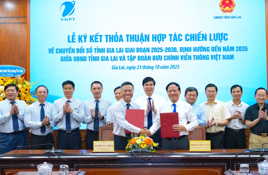 lanh-dao-ubnd-tinh-gia-lai-va-vnpt-cung-trao-ban-thoa-thuan-hop-tac-chien-luoc-ve-chuyen-doi-so.jpg