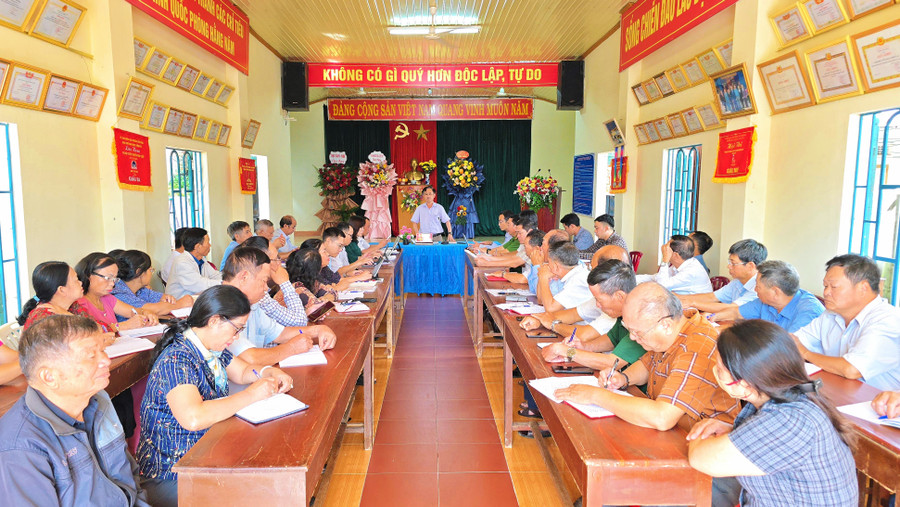 Thường trực Đảng ủy phường Pleiku làm việc với các chi bộ tổ dân phố Phù Đổng vào ngày 22-10-2025. Ảnh: Bá Bính quang-canh-buoi-lam-viec-1.jpg