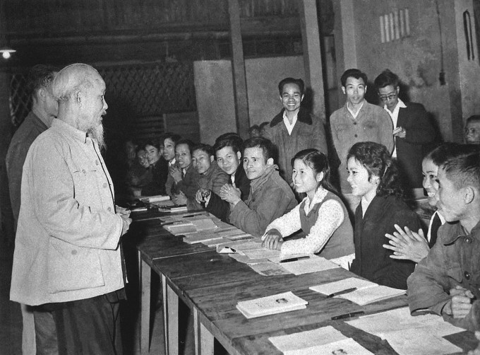 Theo Chủ tịch Hồ Chí Minh, chi bộ có vai trò hết sức quan trọng, là “nền tảng”, “nền móng”, là “gốc rễ”, là “hạt nhân” của Đảng ở cơ sở (ảnh tư liệu minh họa). theo-chu-tich-ho-chi-minh-chi-bo-co-vai-tro-het-suc-quan-trong-la-nen-tang-nen-mong-la-goc-re-la-hat-nhan-cua-dang-o-co-so.jpg