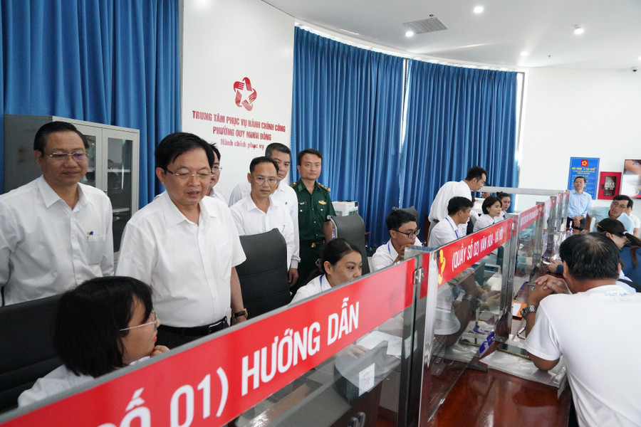 Bí thư Tỉnh ủy Hồ Quốc Dũng (đứng thứ 2 từ trái sang) kiểm tra hoạt động tại Trung tâm Phục vụ hành chính công của phường Quy Nhơn Đông. Ảnh: Nguyễn Hân 2.jpg