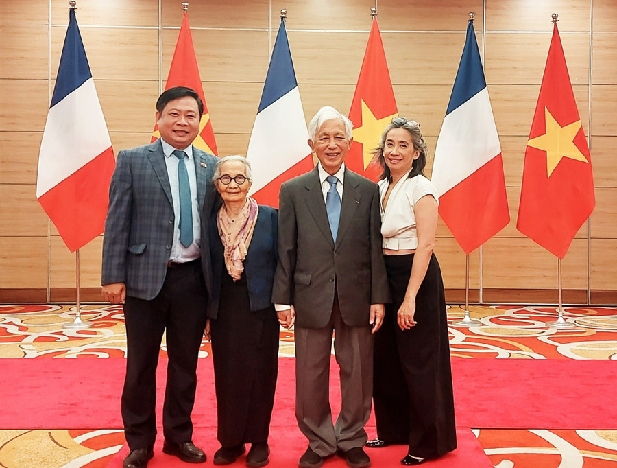 Giáo sư Trần Thanh Vân (thứ hai bên phải) và Giáo sư Lê Kim Ngọc (thứ hai bên trái) vinh dự được Tổng thống Cộng hòa Pháp trao tặng Huân chương Bắc Đẩu Bội Tinh hạng Sĩ quan. Ảnh: ICISE 1-gs.jpg