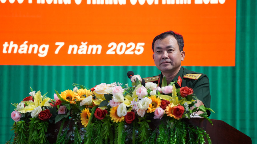 លោកវរសេនីយ៍ឯក Nguyen The Vinh សមាជិកគណៈកម្មាធិការអចិន្ត្រៃយ៍បក្សខេត្ត មេបញ្ជាការបញ្ជាការដ្ឋានកងរាជអាវុធហត្ថខេត្ត ថ្លែងមតិក្នុងសន្និសីទ។ រូបថត៖ M.D 2-2.jpg