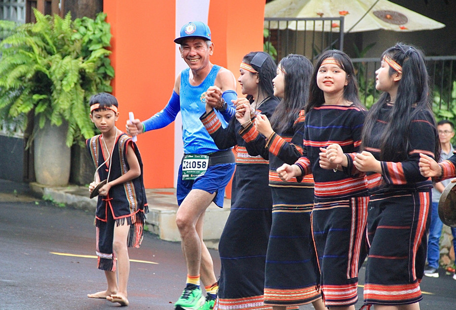 Các runner nán lại để cùng hòa vào điệu xoang tại các trạm nhạc. Ảnh: H.H img-0020.jpg