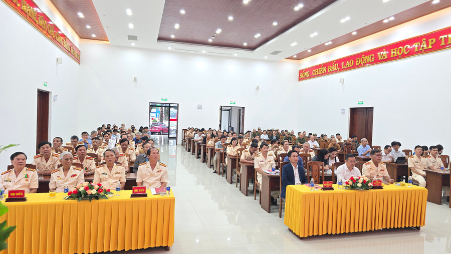 Meeting scene. Photo: Ba Binh anh-2.jpg