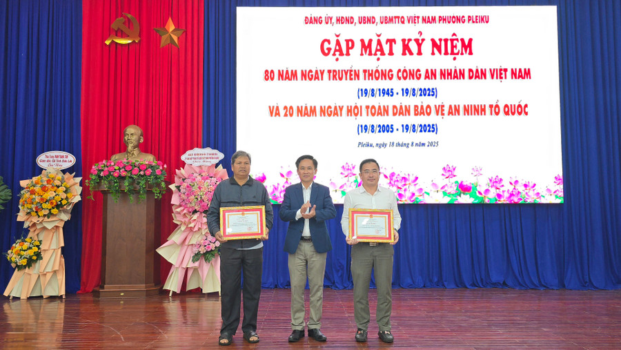Pleiku Ward Party Secretary Nguyen Xuan Phuoc presented certificates of merit from the Director of Gia Lai Provincial Police to two groups. Photo: B.B anh-3.jpg