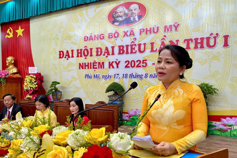 សមមិត្ត Nguyen Thi Phong Vu - សមាជិកគណៈកម្មាធិការអចិន្ត្រៃយ៍បក្សខេត្ត ប្រធាននាយកដ្ឋានឃោសនា និងចលនាមហាជននៃគណៈកម្មាធិការបក្សខេត្តបានថ្លែងសុន្ទរកថានៅមហាសន្និបាត។ រូបថត៖ Nhat Truong hinh-2.jpg