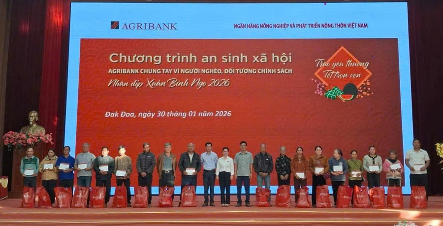 agribank-chi-nhanh-dong-gia-lai-tang-qua-tet-cho-ba-con-tren-dia-ban-xa-dak-doa.jpg