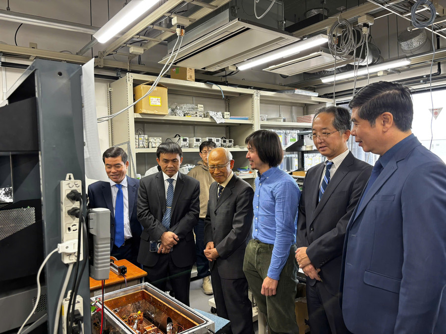 doan-cong-tac-tham-quan-thiet-bi-phong-thi-nghiem-quang-luong-tu-tai-dai-hoc-osaka-metropolitan.png
