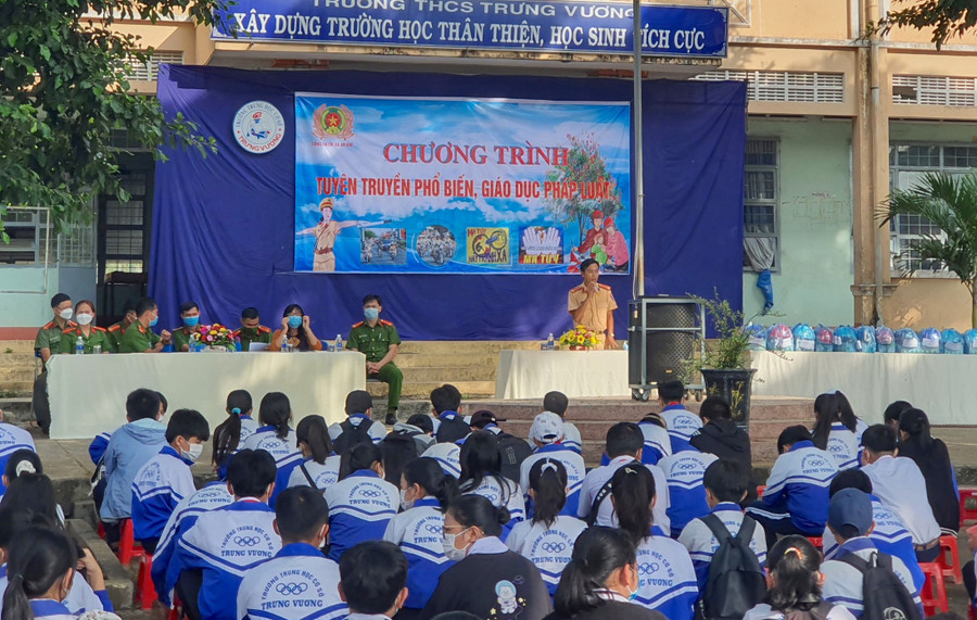 Ngành Giáo dục tỉnh thường xuyên phối hợp với các ngành, đơn vị liên quan tổ chức chương trình tuyên truyền, PBGDPL cho học sinh. Ảnh: M.T 1.jpg