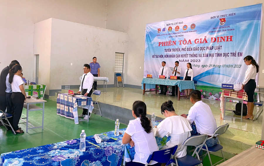 Phiên tòa giả định là một trong những hình thức tuyên truyền, PBGDPL hiệu quả. Ảnh: M.T quang-canh-phien-toa-gia-dinh-tai-truong-thcs-le-dinh-chinh-xa-ia-lau-huyen-chu-prong-anh-moc-tra.jpg