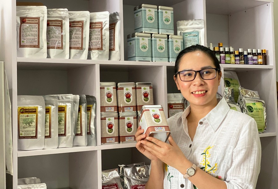 السيدة نغوين ثي ثو ترانج - مديرة شركة LiLa Herbal المحدودة بمنتج شاي Linh Lang. الصورة: نجوك مينه 1-2174.jpg