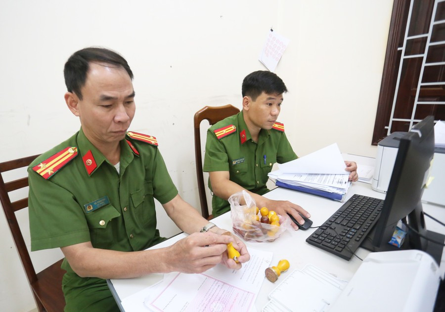 Lực lượng Công an kiểm tra con dấu trước khi cấp cho các tổ chức. Ảnh: L.V.N 11.jpg