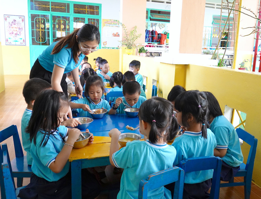 Trẻ ăn bán trú tại trường mầm non. Ảnh: M.T voi-doi-tuong-dac-thu-cong-tac-dam-bao-an-toan-ve-sinh-thuc-pham-bep-an-ban-tru-luon-duoc-cac-truong-mam-non-trong-tinh-dat-len-hang-dau-anh-moc-tra.jpg