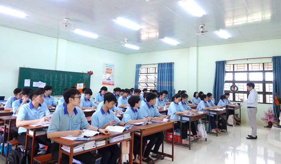Nhằm bảo đảm sự đóng góp của kết quả học tập cả năm lớp 12 không quá thấp trong khi tính điểm xét, Quy chế mới quy định trọng số tính điểm xét của kết quả học năm lớp 12 không dưới 25%. Ảnh minh họa: M.T nam-2024-la-nam-cuoi-cung-hoc-sinh-lop-12-hoc-chuong-trinh-giao-duc-pho-thong-2006-dong-loat-tham-gia-ky-thi-tot-nghiep-thpt-anh-mt.jpg