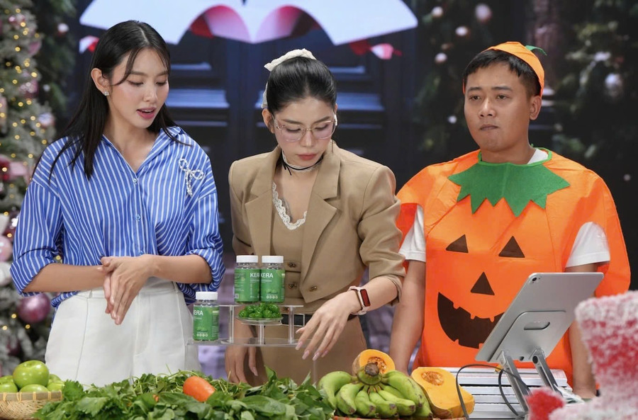 Từ trái sang: Hoa hậu Thùy Tiên, Hằng Du Mục, Quang Linh Vlogs trong một lần livestream bán kẹo Kera. Ảnh/Nguồn: vnexpress.net z6620031986043-7745d5e56f3926b1751f60169f34c509.jpg