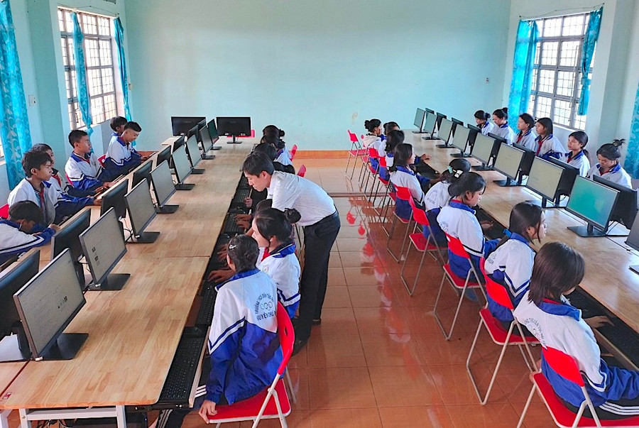 Tỉnh Gia Lai phấn đấu 100% học sinh từ cấp tiểu học được trang bị kiến thức, kỹ năng số để phục vụ học tập, nghiên cứu và sáng tạo vào năm 2026. Ảnh: M.T thay-tran-thanh-binh-dung-hieu-truong-truong-thcs-dan-toc-noi-tru-huyen-chu-puh-luon-sat-sao-voi-moi-hoat-dong-chuyen-doi-so-cua-nha-truong-anh-moc-tra.jpg