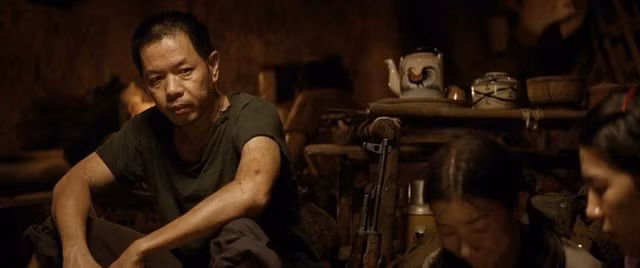 Diễn viên Thái Hòa trong vai Bảy Theo là một điểm nhấn cảm xúc mạnh mẽ. Ảnh/Nguồn: NLDO