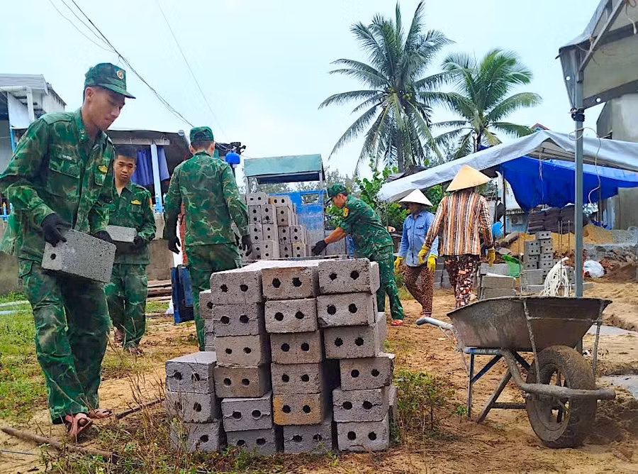 can-bo-chien-si-don-bien-phong-tam-quan-nam-ho-tro-van-chuyen-vat-lieu-va-xay-nha-tinh-nghia-cho-gia-dinh-thuyen-vien-ha-quoc-phong.jpg