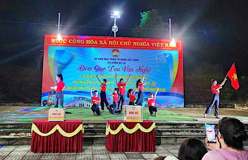 Quang cảnh chương trình. Ảnh: H.N xa-kong-bo-la-ket-hop-to-chuc-chuong-trinh-giao-luu-van-nghe-va-phat-dong-ung-ho-dong-bao-vung-bao-lu-quy-vi-nguoi-ngheo.jpg