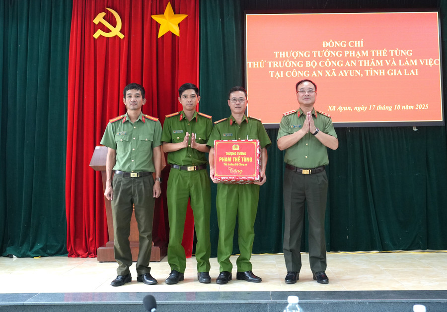 Generalul-locotenent superior Pham The Tung (coperta din dreapta) oferă cadouri Poliției din Comuna Ayun (provincia Gia Lai). Fotografie: Han Anh 5.jpg