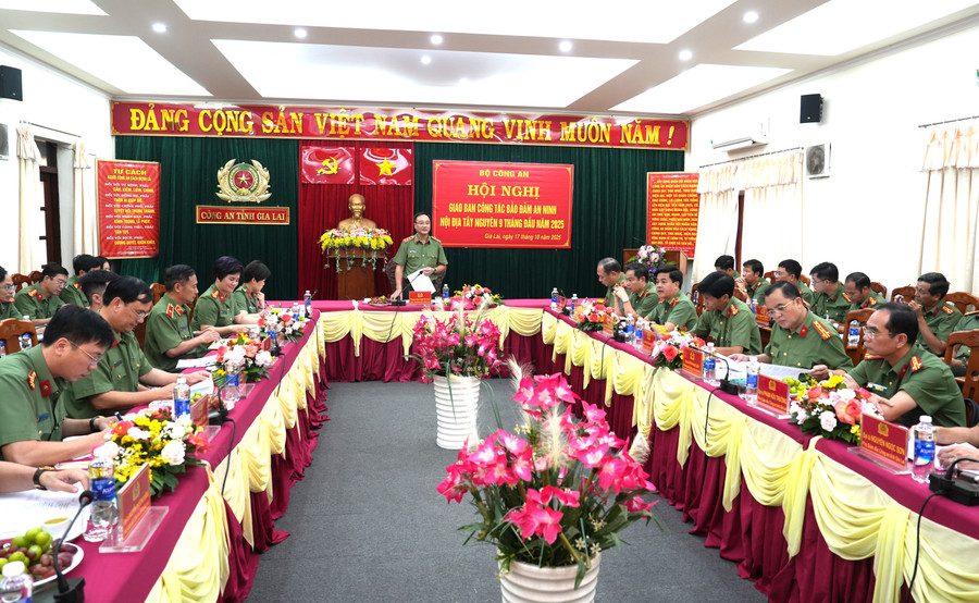 Scenă de conferință. Fotografie: Han Anh hoi-nghi-giao-ban-cong-tac-dam-bao-an-ninh-noi-dia-tay-nguyen-9-thang-dau-nam-2025.jpg
