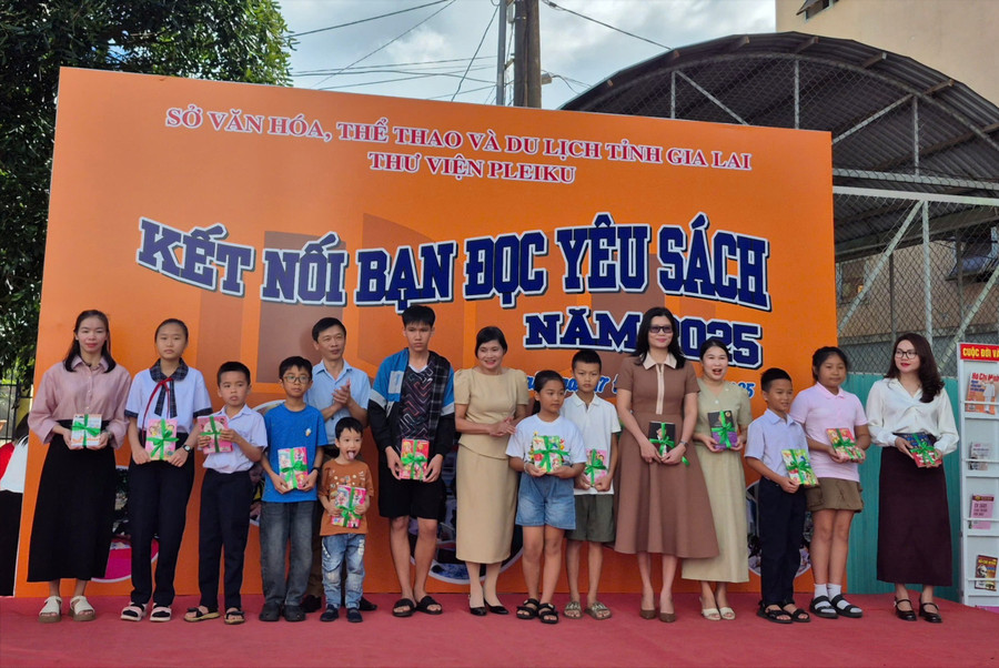 Thư viện Pleiku trao quà cho bạn đọc tích cực. Ảnh: Thanh Vui thu-vien-pleiku-trao-qua-cho-ban-doc-tich-cuc.jpg