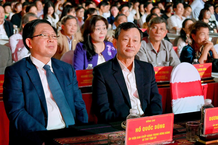 Đồng chí Hồ Quốc Dũng-Ủy viên Ban Chấp hành Trung ương Đảng, Bí thư Tỉnh ủy (ngoài cùng bên trái) cùng các đại biểu tham dự chương trình. Ảnh: Đ.T z6970636303255-a2e3be31b12b1d40c8b1cc017eb4e4c2.jpg