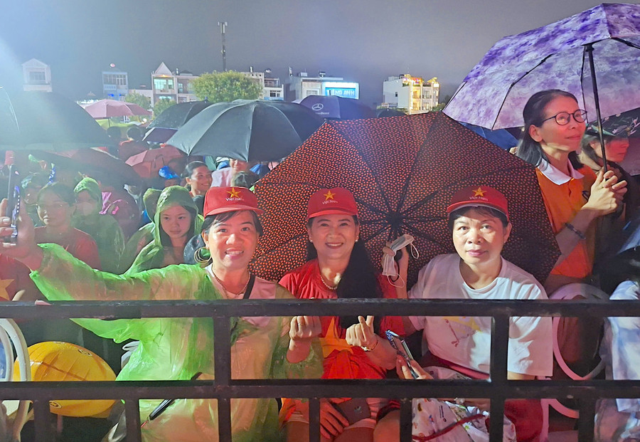 Rất đông người dân đã đội mưa ngồi xem đến cuối chương trình trong niềm tự hào và sự mãn nhãn. Ảnh: Quang Tấn z6970465995287-339b0a36c77c97a319916be12505ae46.jpg