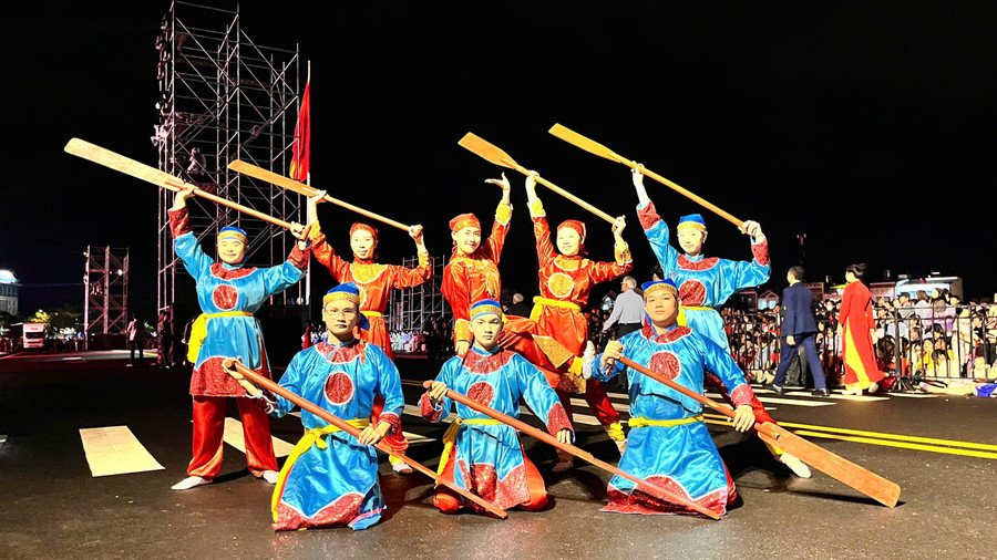 Anh Phạm Công Doanh (ảnh trên) và các thành viên trong đội trước giờ biểu diễn. Ảnh: Hoàng Hoài z6970100628597-d95d2b8ee6489d6d0d9b1318fb34e1cf.jpg
