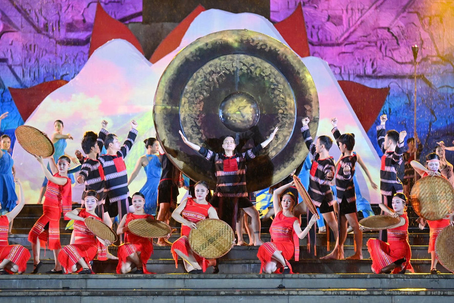 Mãn nhãn với chương trình nghệ thuật "Gia Lai: Biển trời giao hòa, tinh hoa ngời sáng" ảnh 6 z6970656301339-737835e7a5ce5f57cd59ce7669918853.jpg