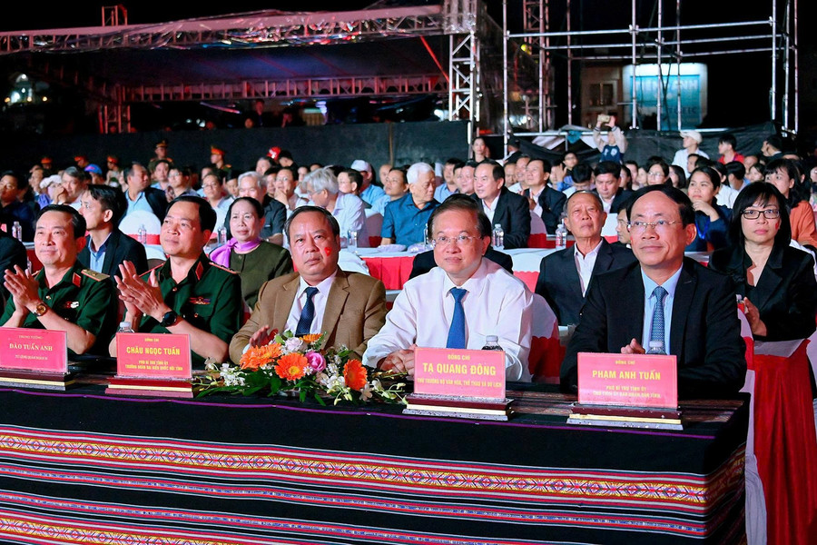 Lãnh đạo Trung ương và lãnh đạo tỉnh Gia Lai cùng đông đảo người dân theo dõi chương trình nghệ thuật "Biển trời giao hòa, tinh hoa ngời sáng". Ảnh: Đ.T z6970641507836-cbc2fca4a365957d641d2158cdbdc936.jpg