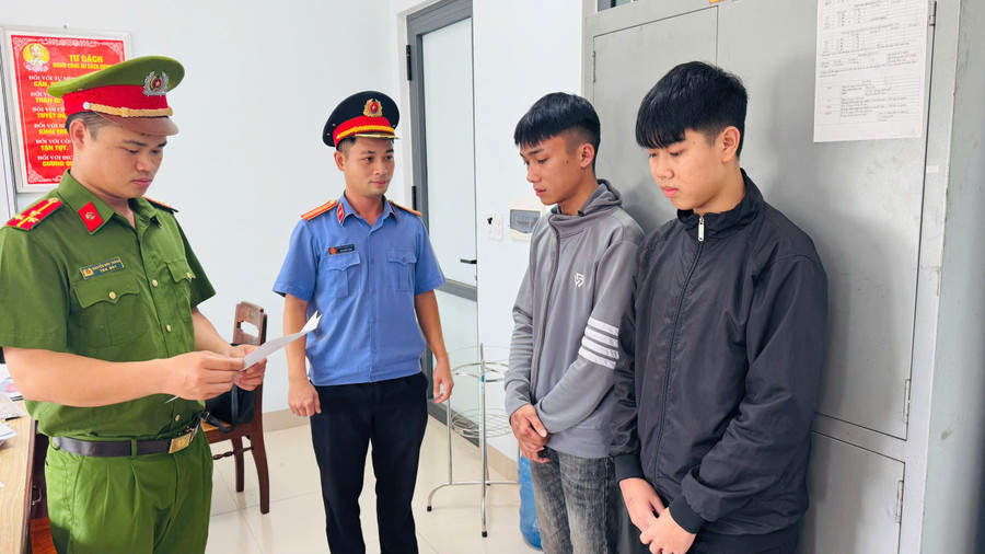 Cơ quan Cảnh sát điều tra Công an tỉnh Gia Lai thực hiện lệnh bắt tạm giam 2 đối tượng Đạt và Nhơn. Ảnh: ĐVCC co-quan-canh-sat-dieu-tra-cong-an-tinh-gia-lai-thuc-hien-lenh-bat-tam-giam-2-doi-tuong-dat-va-nhon.jpg