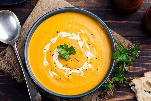 Bí đỏ nên nấu súp hoặc hầm để hấp thụ trọn vẹn chất xơ và các vitamin tan trong nước như vitamin C. Ảnh: Internet sup-bi-do.jpg