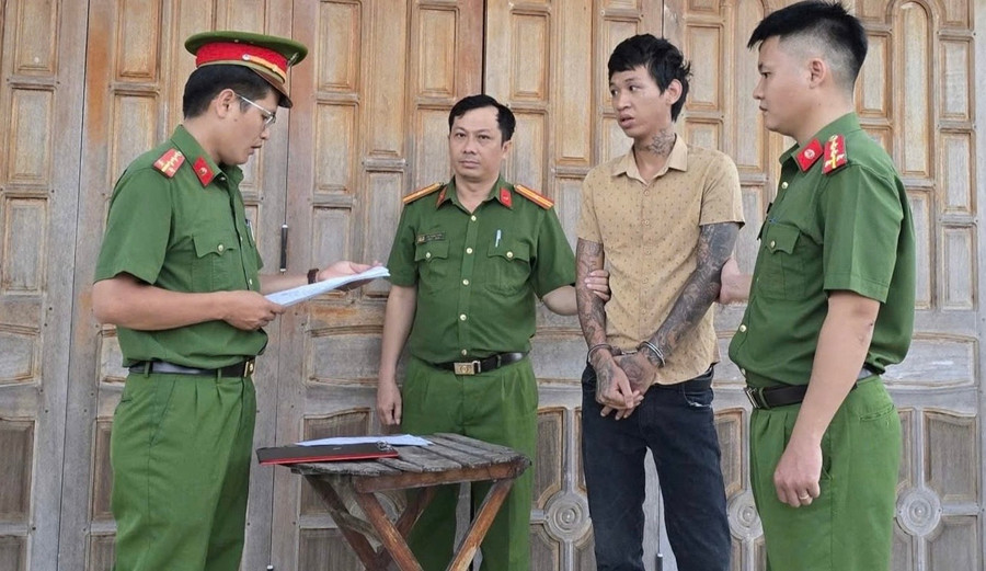 Công an xã Tây Sơn thực hiện lệnh bắt tạm giam đối với Nguyễn Xuân Lợi. Ảnh: ĐVCC cong-an-xa-tay-son-thuc-hien-lenh-bat-tam-giam-nguyen-xuan-loi.jpg