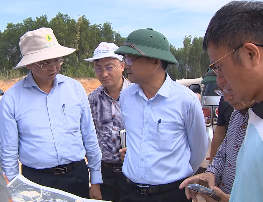 pho-chu-tich-ubnd-tinh-nguyen-tu-cong-hoang-chi-dao-xu-ly-vuong-mac-tai-tram-dung-nghi-doan-cao-toc-quang-ngai-hoai-nhon.jpg