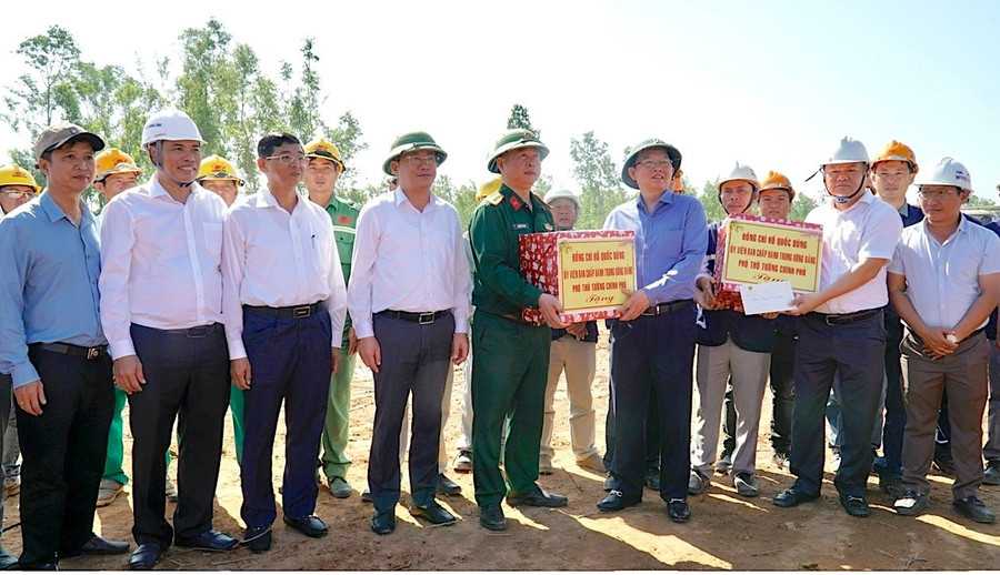 pho-thu-tuong-ho-quoc-dung-kiem-tra-dong-vien-luc-luong-thi-cong-cao-toc-quy-nhon-pleiku.jpg