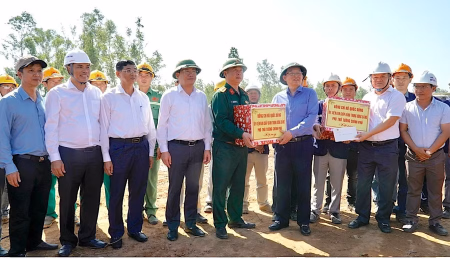 pho-thu-tuong-ho-quoc-dung-kiem-tra-dong-vien-luc-luong-thi-cong-cao-toc-quy-nhon-pleiku.jpg