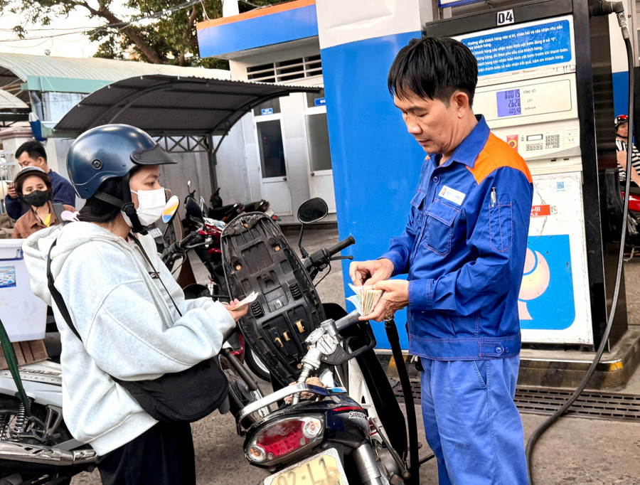 Liên bộ Công Thương - Tài chính liên tiếp quyết định chi Quỹ bình ổn giá xăng dầu để "hạ nhiệt" giá bán lẻ trong nước. Ảnh: M.T