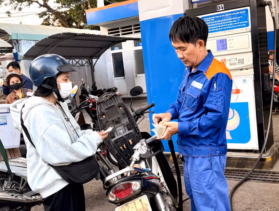 Liên bộ Công Thương - Tài chính liên tiếp quyết định chi Quỹ bình ổn giá xăng dầu để "hạ nhiệt" giá bán lẻ trong nước. Ảnh: M.T