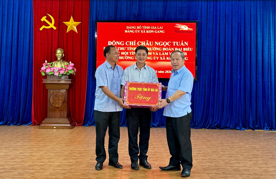 dong-chi-chau-ngoc-tuan-tang-qua-cho-dang-uy-hdnd-ubnd-uy-ban-mttq-viet-nam-xa-kon-gang.jpg
